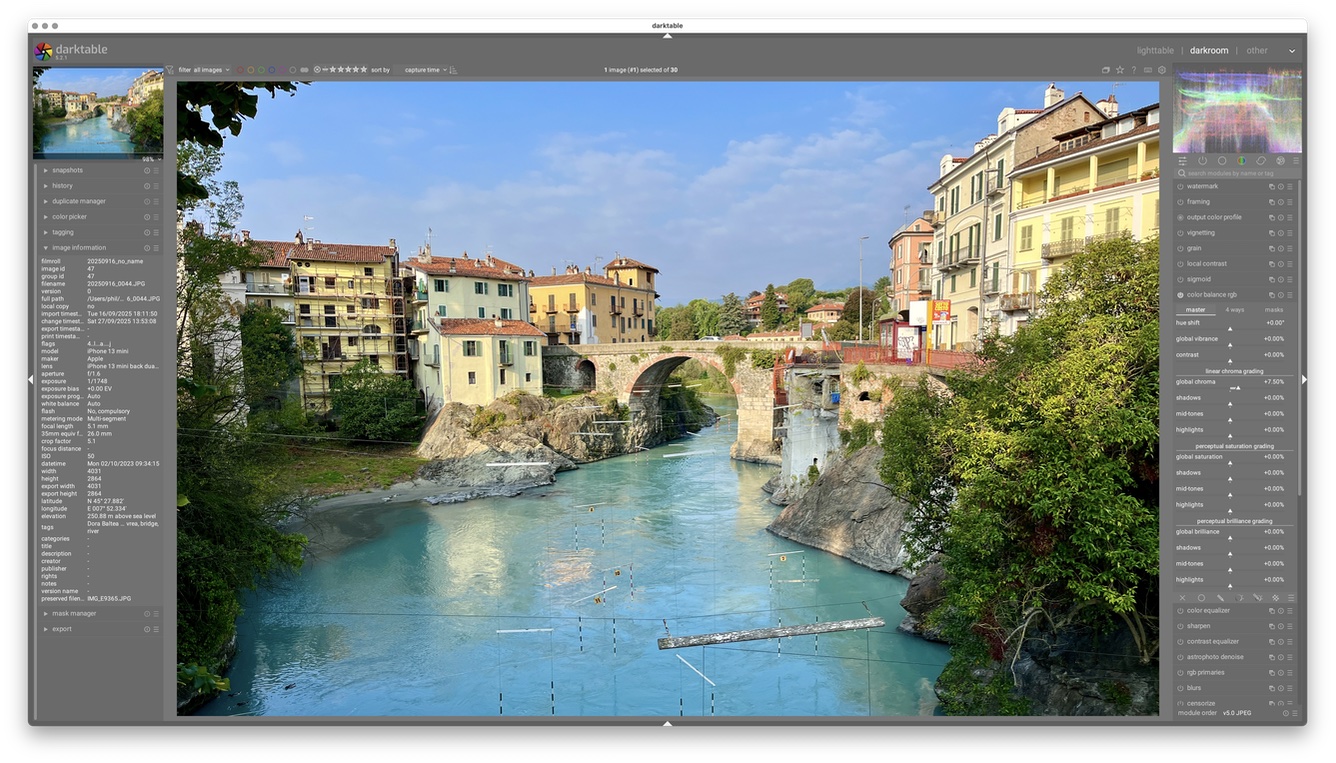 A screenshot of the darktable darkroom screen